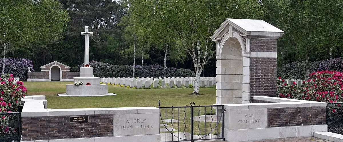 Mierlo-War-Cemetery-entrance